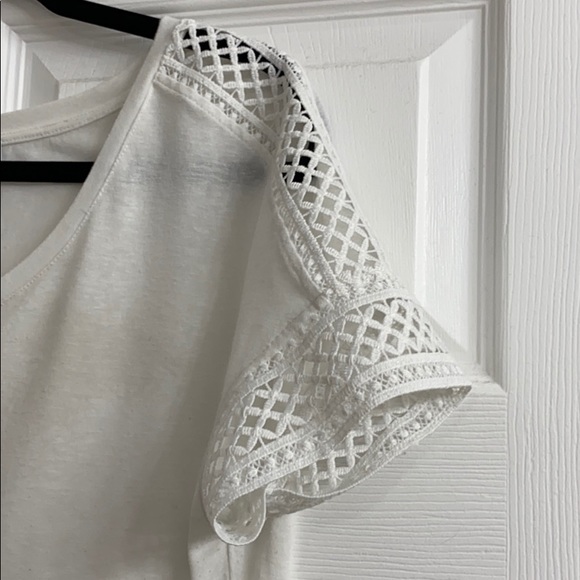 White t-shirt with lace trim. - Picture 2 of 2